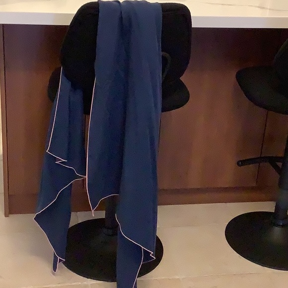 Classy blue and pink Marc Jacobs scarf. - Picture 3 of 4